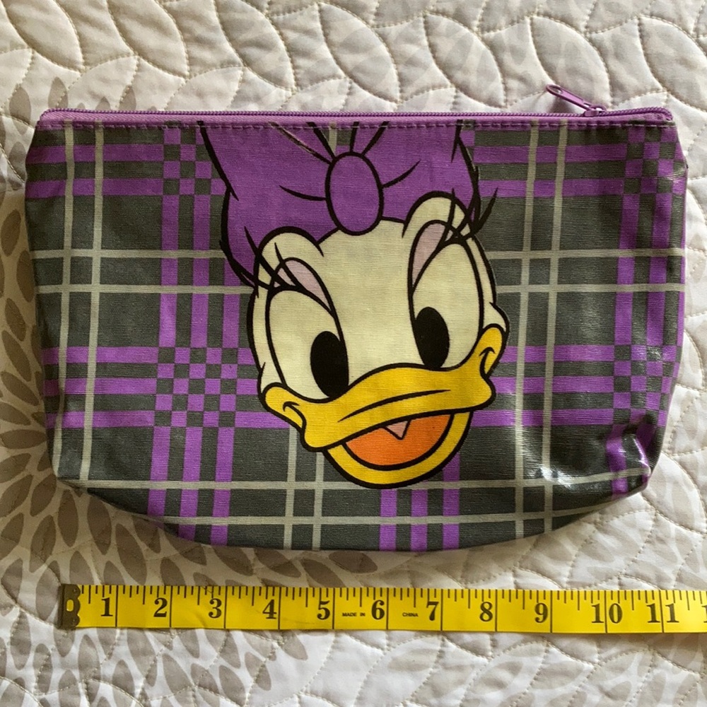 New Looney Tunes fun hand purse clutch never used.